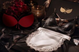 کاستوم خدمتکاری در کنار جعبه مشکی آفرودیت